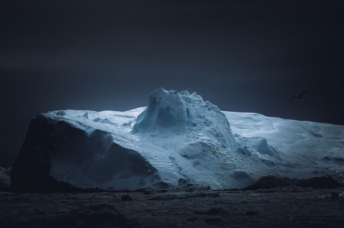 Iceberg dans une lumière froide — masse invisible sous la surface